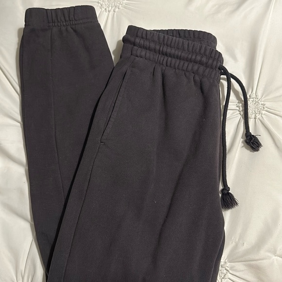 Aritzia TNA cozy sweatpants - Picture 1 of 2